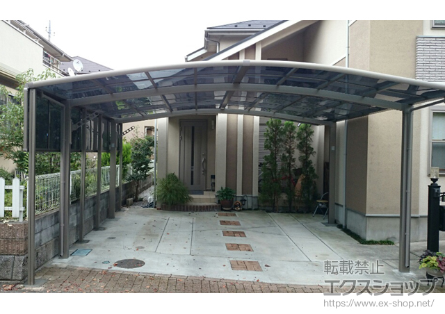 埼玉県比企郡小川町のLIXIL リクシル（トステム）のカーポート カーブポートシグマIII ワイド 積雪〜20cm対応＋収納式物干し＋サイドパネル(片側分) 施工例