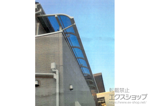 千葉県市川市のLIXIL リクシル（トステム）のバルコニー・ベランダ屋根 ライザーテラスII R型 屋根タイプ 連棟 積雪〜20cm対応+吊り下げ物干し 標準 2本入 施工例