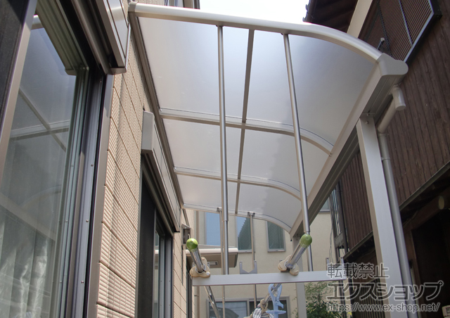 滋賀県近江八幡市ののテラス屋根 ヴェクターテラス R型 テラスタイプ 単体 積雪〜20cm対応+吊り下げ物干し 標準 2本入 施工例