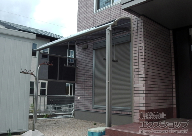 三重県四日市市ののテラス屋根 ヴェクターテラス R型 テラスタイプ 単体 積雪〜20cm対応＋ 吊り下げ式物干し 標準 2本入り＋側面パネル 施工例