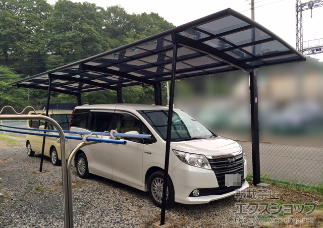 栃木県佐野市のLIXIL リクシル（トステム）のカーポート カーブポートシグマIII 縦連棟 耐風圧強度仕様 積雪〜30cm対応 施工例