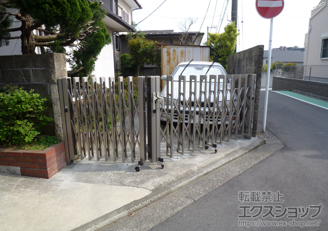 神奈川県横浜市ののカーゲート アルシャインII M型 Aタイプ<角地タイプ> ノンレール 両開き 230+190 施工例