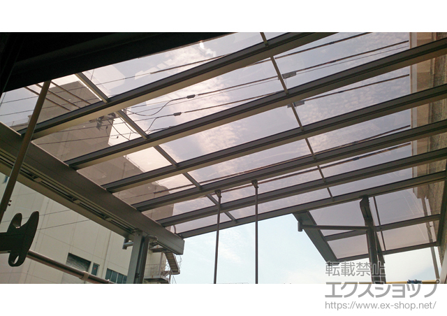 大阪府大阪市のLIXIL リクシル（トステム）のバルコニー・ベランダ屋根 パワーアルファ F型 屋根タイプ 単体 積雪〜30cm対応＋吊り下げ物干し 標準 2本入 施工例