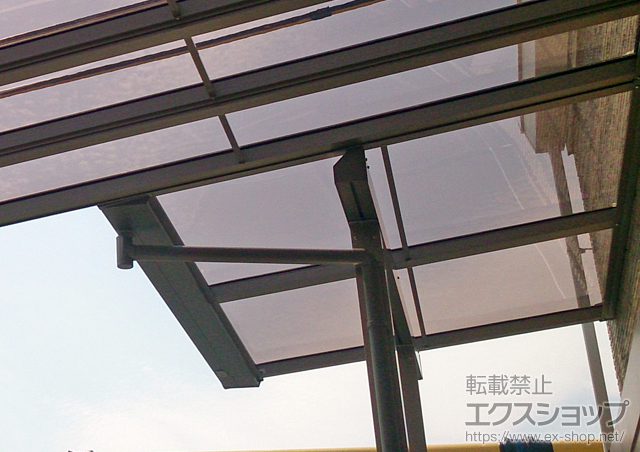 大阪府大阪市のLIXIL リクシル（トステム）のバルコニー・ベランダ屋根 ライザーテラスII F型 屋根タイプ 単体 積雪〜20cm対応＋吊り下げ物干し ロング 2本入 施工例