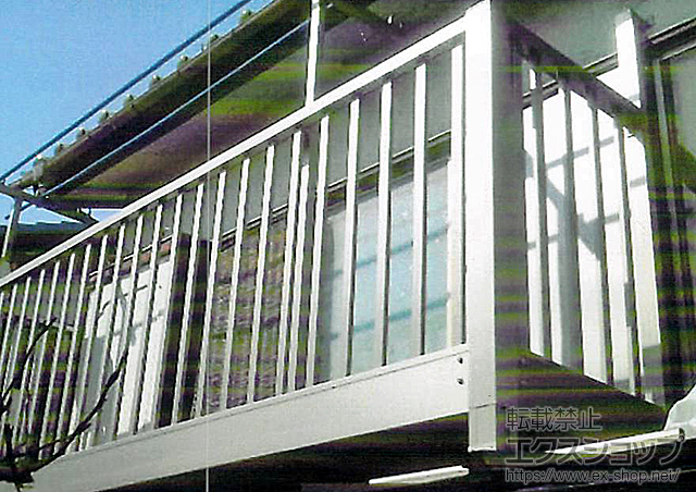 東京都練馬区ののバルコニー ビューステージHスタイル 縦太格子 屋根置き式+戸袋逃げ柱(1本入) +T字型単独物干し 2本入 施工例