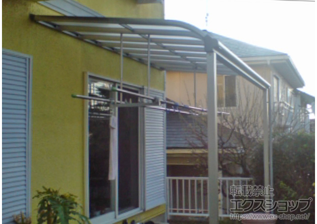 千葉県木更津市ののテラス屋根 プレシオステラス R型 1500 テラスタイプ 単体　積雪〜50cm対応＋吊り下げ式物干し 標準 2本入 施工例