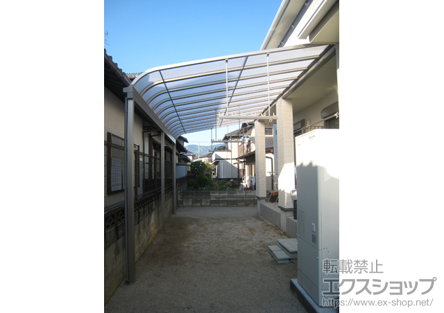 福岡県福岡市のLIXIL リクシル（トステム）のテラス屋根 ライザーテラスII R型 テラスタイプ 連棟 積雪〜20cm対応+吊下げ物干し 標準 ワイド 3本入 施工例