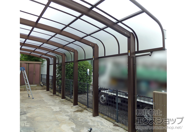 群馬県太田市ののカーポート レイナキャップポートグラン50 縦連棟　積雪〜50cm対応＋着脱式サポート 標準・ハイルーフ兼用 3本入り 施工例