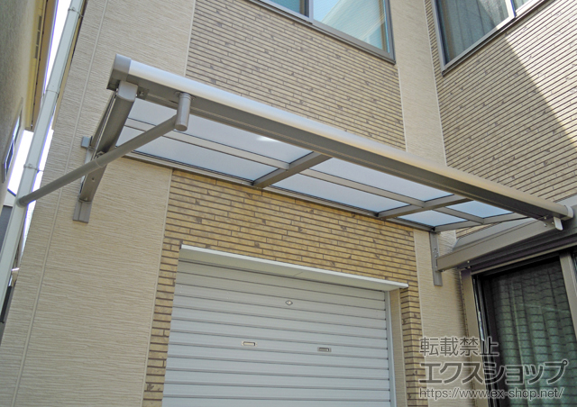 大阪府茨木市のLIXIL リクシル（トステム）のバルコニー・ベランダ屋根 ライザーテラスII F型 ルーフタイプ 単体 積雪〜20cm対応+吊下げ物干し 標準 2本入 施工例