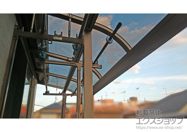 東京都国分寺市のLIXIL リクシル（トステム）のバルコニー・ベランダ屋根 ライザーテラスII R型 屋根タイプ 連棟 積雪〜20cm対応 施工例