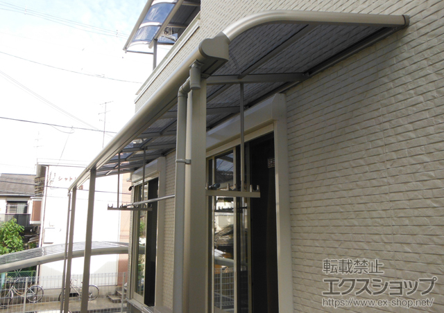 大阪府大阪市ののテラス屋根 プレシオステラス R型 テラスタイプ 連棟　積雪〜20cm対応+吊り下げ式物干し　ロング 2本入り 施工例
