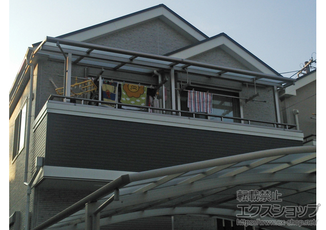 兵庫県神戸市のLIXIL リクシル（トステム）のバルコニー・ベランダ屋根 ライザーテラスII F型 屋根タイプ 連棟 積雪〜20cm対応＋吊り下げ式物干し 施工例