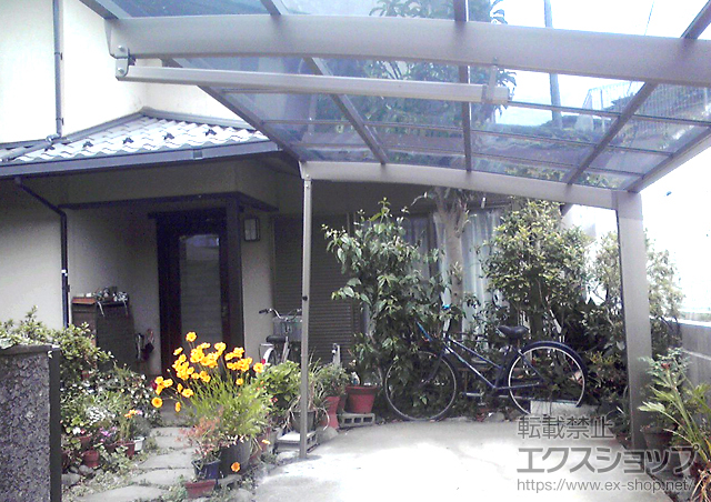 神奈川県伊勢原市のLIXIL リクシル（トステム）のカーポート カーブポートシグマIII 積雪〜20cm対応＋収納式サポート(補助柱)(1本入り) 施工例