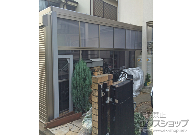 東京都昭島市のLIXIL リクシル（トステム）のカーポート テリオスポートIII 1500 角柱4本仕様 積雪〜50cm対応＋サイドパネル 波板1面囲い＋サイドパネル ポリカーボネート1面囲い 施工例