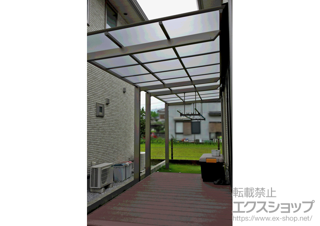 鹿児島県鹿児島市ののテラス屋根 アーキフィット ミニ 独立テラスタイプ 連棟 積雪〜20cm対応＋躯体すき間ふさぎ材　36型用＋竿掛けセットS 2本入り 施工例