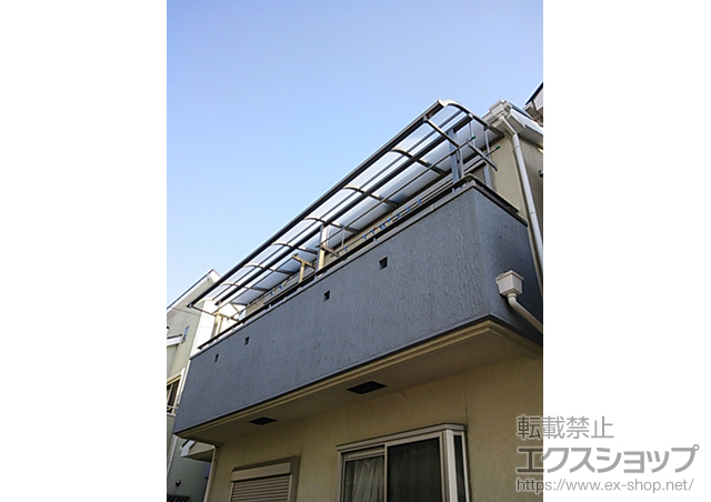 大阪府大東市のLIXIL リクシル（トステム）のバルコニー・ベランダ屋根 ライザーテラスII R型 屋根タイプ 連棟 積雪〜20cm対応＋吊り下げ物干し 標準 2本入 施工例