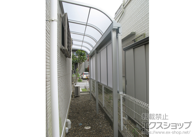 千葉県印西市のLIXIL リクシル（トステム）のテラス屋根 ライザーテラスII R型 テラスタイプ 単体 積雪〜20cm対応+前面スクリーン 1段仕様 施工例