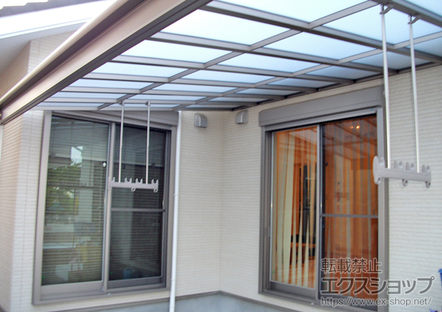 和歌山県岩出市のLIXIL リクシル（トステム）のテラス屋根 ライザーテラスII F型 テラスタイプ 単体 積雪〜20cm対応＋吊り下げ式物干し　標準　2本入 施工例