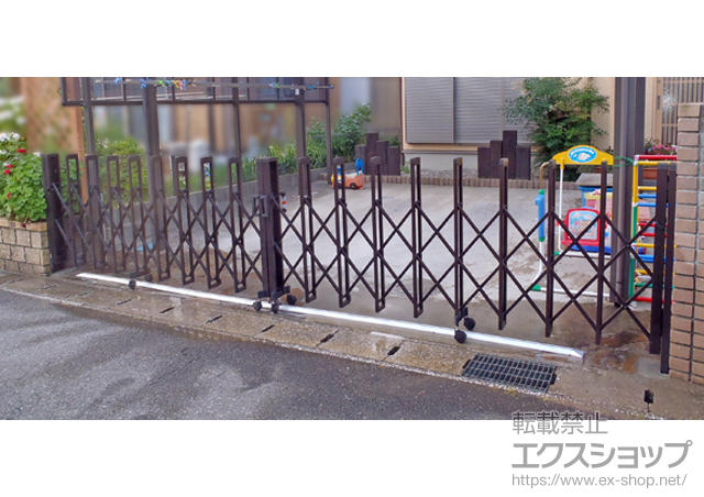 千葉県大網白里市ののカーゲート イノーバL キャスタータイプ ガイドレール 後付タイプ 両開き 60W(30S+30M) 施工例