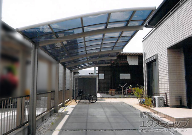 広島県府中市のLIXIL リクシル（トステム）のカーポート カーブポートシグマIII 縦連棟 積雪〜20cm対応 施工例