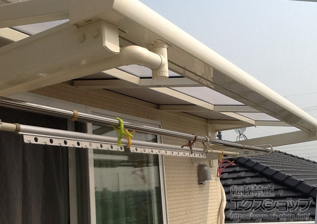 愛知県名古屋市のLIXIL リクシル（トステム）のバルコニー・ベランダ屋根 ライザーテラスII F型 ルーフタイプ 単体 積雪〜20cm対応
間口=関東間1.5間（方杖芯々2,750mm　屋根幅2,750mm） 施工例