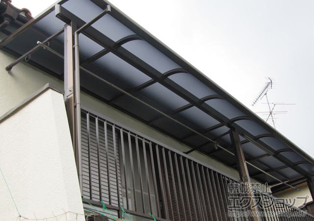 神奈川県横浜市のLIXIL リクシル（トステム）のバルコニー・ベランダ屋根 ライザーテラスII R型 積雪50cm対応 屋根タイプ 連棟 施工例