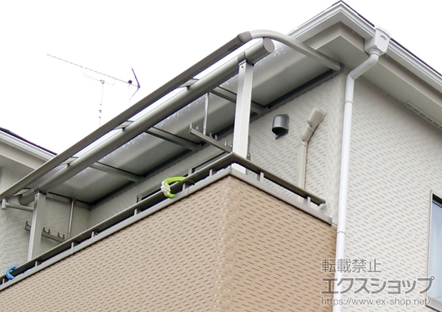 埼玉県八潮市ののバルコニー・ベランダ屋根 プレシオステラス R型 屋根タイプ 単体 積雪〜20cm対応+吊り下げ式物干し 標準2本入 施工例