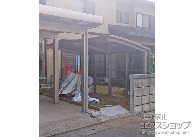 新潟県柏崎市のLIXIL リクシル（トステム）のサイクルポート・駐輪場 カーブパークシグマIII パネル1面囲い　積雪~20?対応+カーブパークシグマIII 　着脱式サポート柱　標準　1本入り 施工例