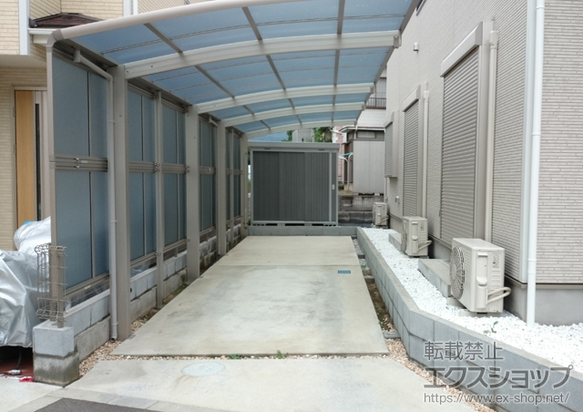 神奈川県相模原市ののカーポート レイナポートグラン 縦連棟　積雪〜20cm対応+レイナポートグラン 縦連棟用 サイドパネル 2段+着脱式サポート柱 2本入り 施工例