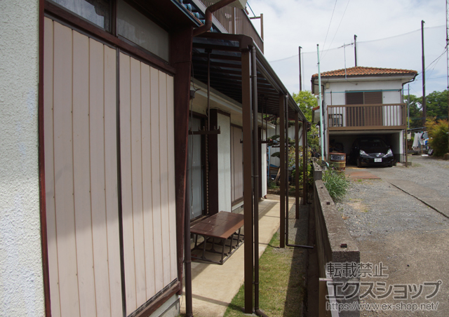 神奈川県相模原市ののテラス屋根 ヴェクターテラス F型 1500 テラスタイプ 三連棟 積雪〜50cm対応+ヴェクターテラス 吊り下げ式物干し　標準2本入り　2セット 施工例