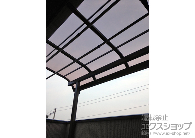 広島県広島市のLIXIL リクシル（トステム）のバルコニー・ベランダ屋根 ライザーテラスII R型 屋根タイプ 単体 積雪〜20cm対応＋吊下げ物干し 標準 2本入 施工例