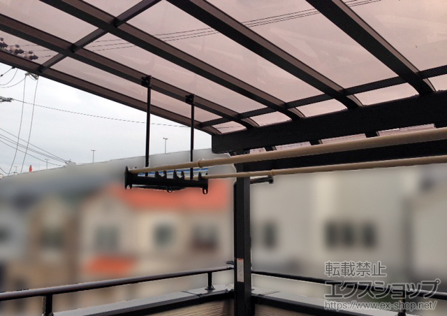 兵庫県尼崎市のLIXIL リクシル（トステム）のバルコニー・ベランダ屋根 パワーアルファ RB型 屋根タイプ 単体 積雪〜30cm対応＋吊り下げ式物干し　標準　2本入り 施工例