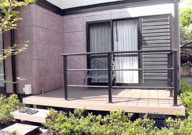 東京都世田谷区ののウッドデッキ リウッドデッキ 200＋独立式リウッドステップ2型＋シンプルモダンデッキフェンス2型＜横格子2本タイプ＞ 施工例