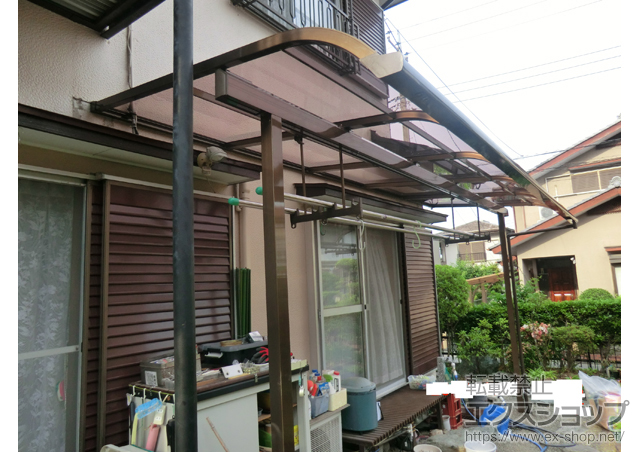 埼玉県比企郡鳩山町のLIXIL リクシル（トステム）のテラス屋根 ライザーテラスII R型 テラスタイプ 単体 積雪〜20cm対応+吊り下げ物干し 施工例