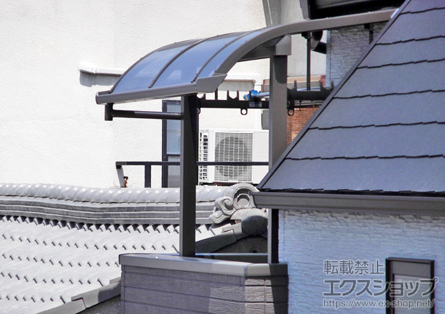 大阪府大阪市のLIXIL リクシル（トステム）のバルコニー・ベランダ屋根 ライザーテラスII R型 屋根タイプ 単体 積雪〜20cm対応＋吊り下げ物干し 標準 2本入 施工例