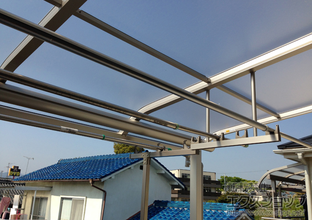 大阪府河内長野市ののバルコニー・ベランダ屋根 ヴェクターテラス R型 屋根タイプ 単体 積雪〜20cm対応+吊り下げ物干し 標準 2本入り 施工例