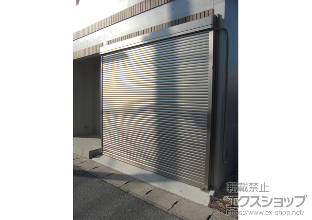 愛知県岡崎市のLIXIL リクシル（トステム）のガレージシャッター ガレージシャッタークワトロ 電動式 外部付タイプ 施工例