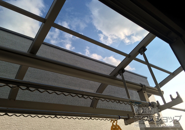 京都府城陽市ののバルコニー・ベランダ屋根 プレシオステラス R型 屋根タイプ 単体 積雪〜20cm対応＋吊り下げ式物干し　標準　2本入り 施工例
