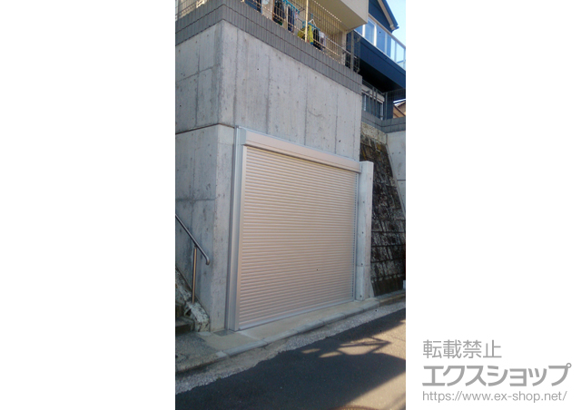 神奈川県横浜市のLIXIL リクシル（トステム）のガレージシャッター ガレージシャッタークワトロ 電動式 外部付タイプ 施工例