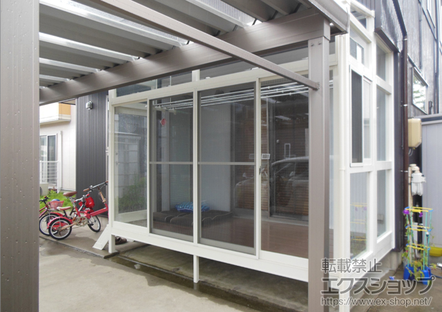 新潟県新潟市のLIXIL リクシル（トステム）のテラス囲い・サンルーム ほせるんです? F型 床納まり 1500タイプ 床上ロング柱仕様 部分囲い納まり 積雪〜50cm対応 施工例