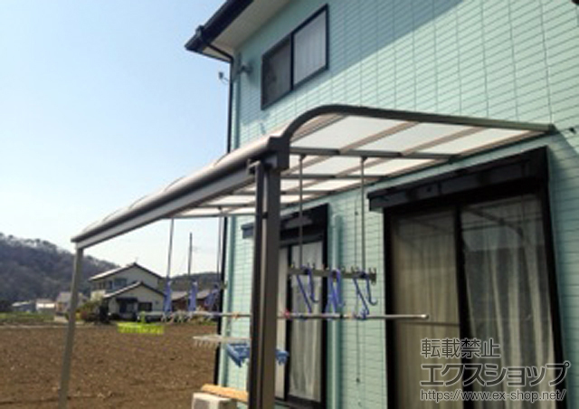 群馬県みどり市のLIXIL リクシル（トステム）のテラス屋根 ライザーテラスII R型 テラスタイプ 単体 積雪〜20cm対応＋吊り下げ物干し＋ライザーテラスII用屋根材ホルダー 施工例