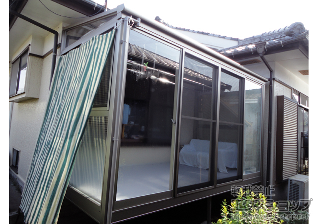 宮崎県都城市のLIXIL リクシル（トステム）のテラス囲い・サンルーム ほせるんですII F型 床納まり(ランマ無し) 積雪〜20cm対応＋吊り下げ物干し 標準 2本入/網戸セット/カーテンレールセット 施工例