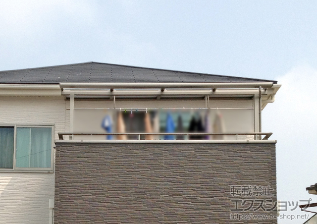 兵庫県加古川市のLIXIL リクシル（トステム）のバルコニー・ベランダ屋根 ライザーテラスII F型 屋根タイプ 単体 積雪〜20cm対応＋吊り下げ物干し 標準 2本入 施工例
