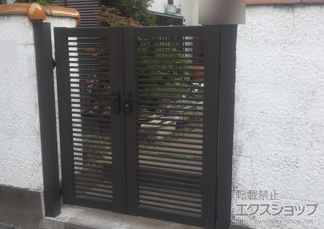 千葉県松戸市のLIXIL リクシル(新日軽)の門扉 セレビュー門扉R1型 細横格子 両開き 門柱式 施工例