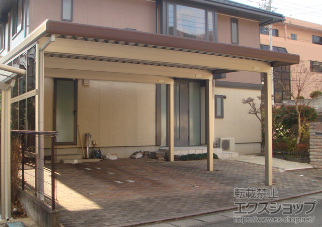 群馬県桐生市ののカーポート ジーポートneo 積雪100cmBタイプ 2台用 角柱6本 積雪〜100cm対応＋台形枠付きサイドパネル(2段タイプ) 施工例