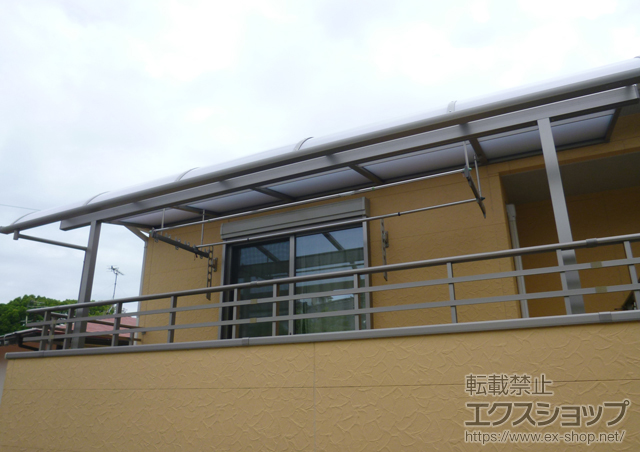 長崎県諫早市のLIXIL リクシル（トステム）のバルコニー・ベランダ屋根 ライザーテラスII R型 屋根タイプ 単体 積雪〜20cm対応+吊り下げ物干し ワイドタイプ 2本入 施工例