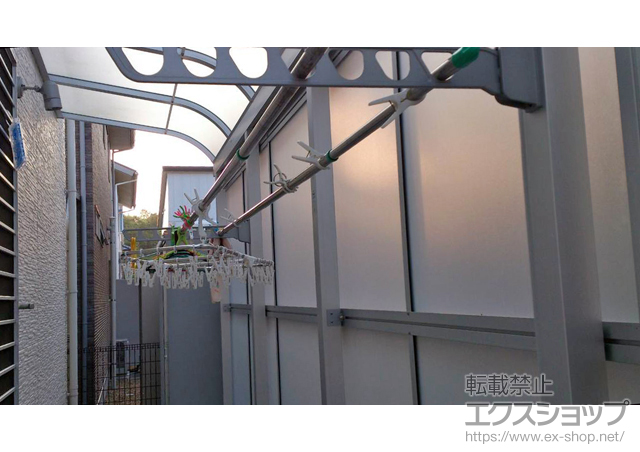 徳島県阿南市のLIXIL リクシル（トステム）のテラス屋根 ライザーテラスII R型 テラスタイプ 単体 積雪〜20cm対応＋前面スクリーン 2段 施工例