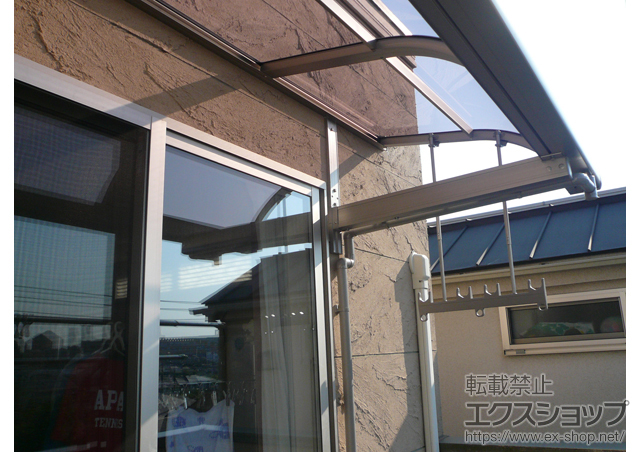 神奈川県横浜市のLIXIL リクシル（トステム）のバルコニー・ベランダ屋根 ライザーテラスII R型 ルーフタイプ 単体 積雪〜20cm対応＋吊り下げ式物干し 標準 2本入 施工例