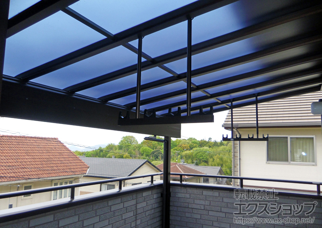 香川県高松市ののバルコニー・ベランダ屋根 ヴェクターテラス R型 積雪50cm対応 屋根タイプ 単体＋物干しセット 吊り下げ式 標準2本入り 施工例