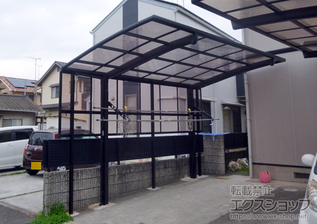 岡山県総社市のLIXIL リクシル（トステム）のカーポート カーブポートシグマIII 積雪〜20cm対応＋サイドパネル 2段＋収納式物干し ロングタイプ 2本入 施工例